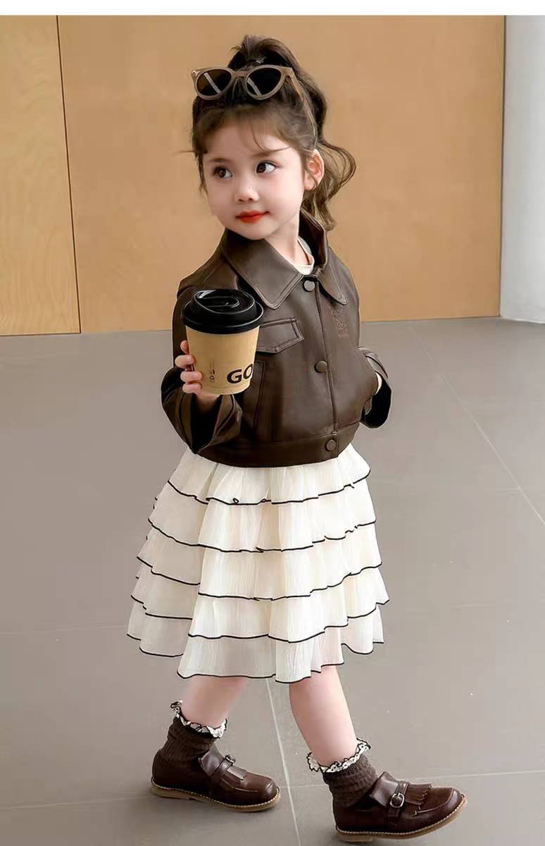 کت چرم دخترانه و پیراهن چین چین